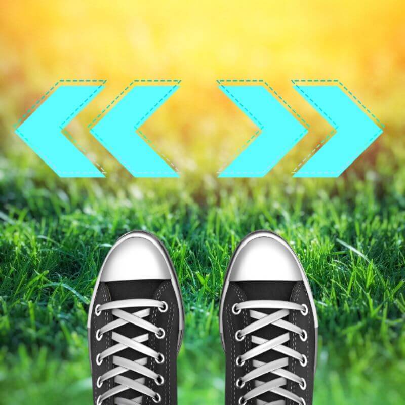 Sneakers met pijlen die verschillende richtingen aangeven bij het maken van keuzes