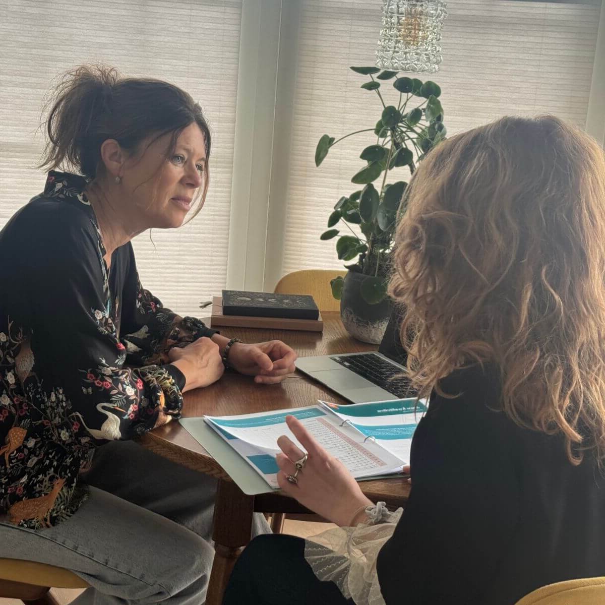 katja-van-der-pol-jongerencoach-coachsessie Katja van der Pol in gesprek met een jongere tijdens een coachsessie
