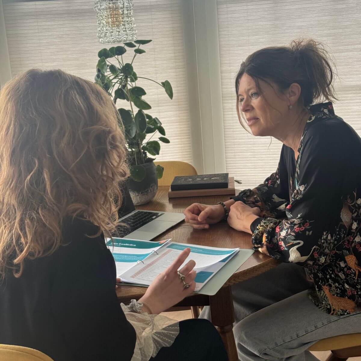 Katja van der Pol in gesprek met een jongere tijdens een coachsessie