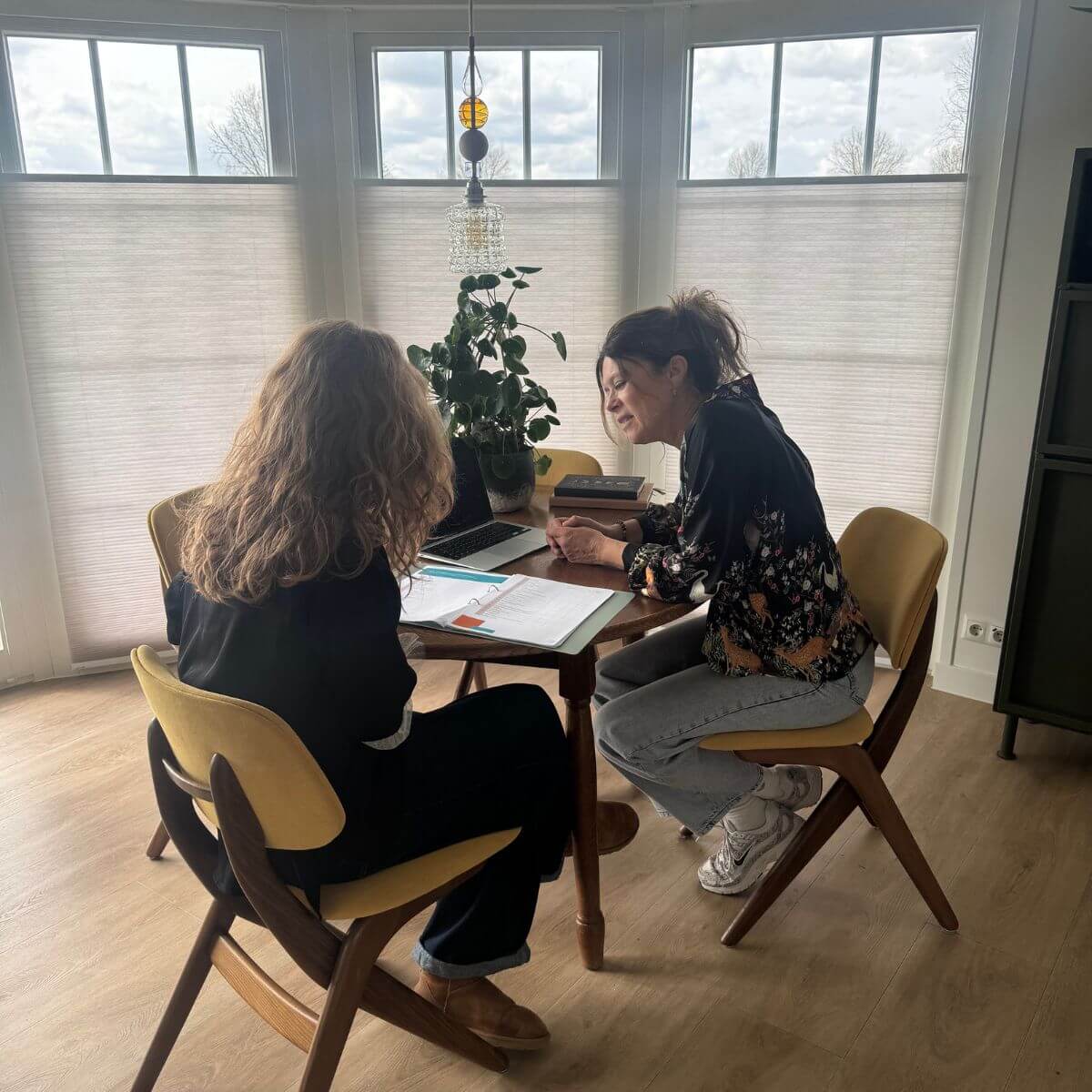 studiekeuzebegeleiding-coachsessie-jongere Studiekeuze: Jongere in gesprek met coach over studiekeuze en toekomst